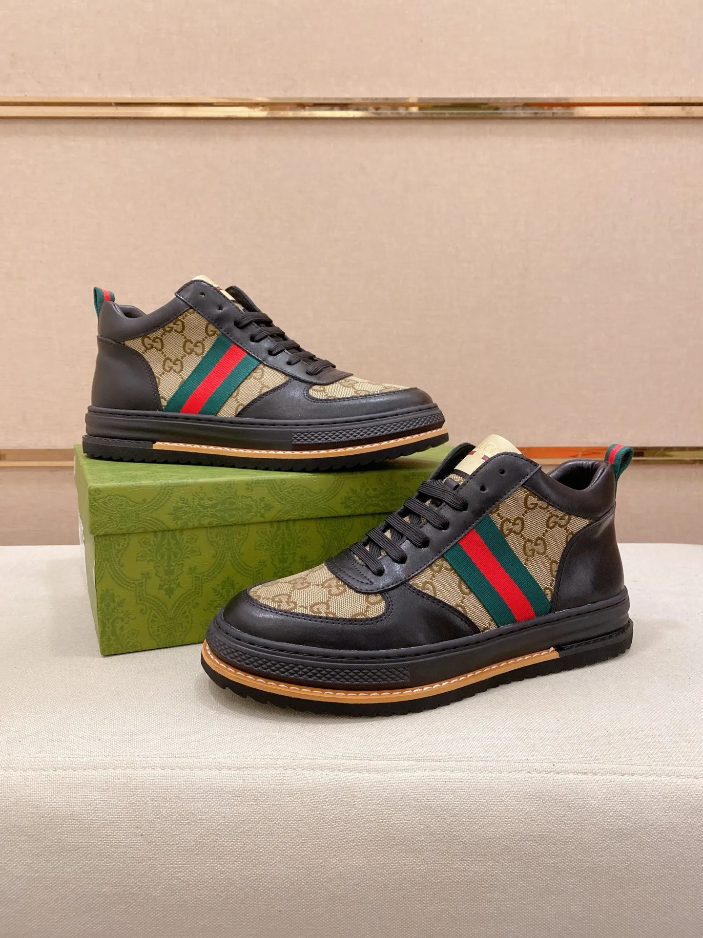 Men's shoes 💰 440 💰 High-quality new high-top GUCCI counters are on the market at the same time. The new men's shoes, 😘fabrics are selected imported cowhide, lining: sheepskin lining. 👍🏿 High-end ☄️ air-cushion molded anti-slip rubber outsole, exquisite lines, simple and elegant, comfortable and high-end for leisure travel. Code number: 38 to 44 (45 can be customized and cannot be returned or exchanged)